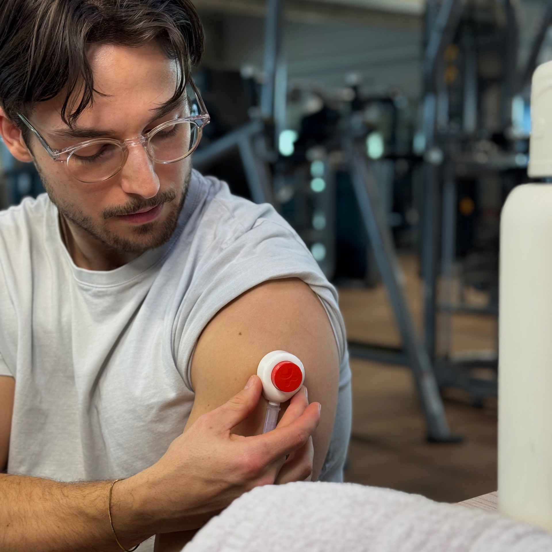 Personal Trainer mit YOUspan Bluttest im Studio